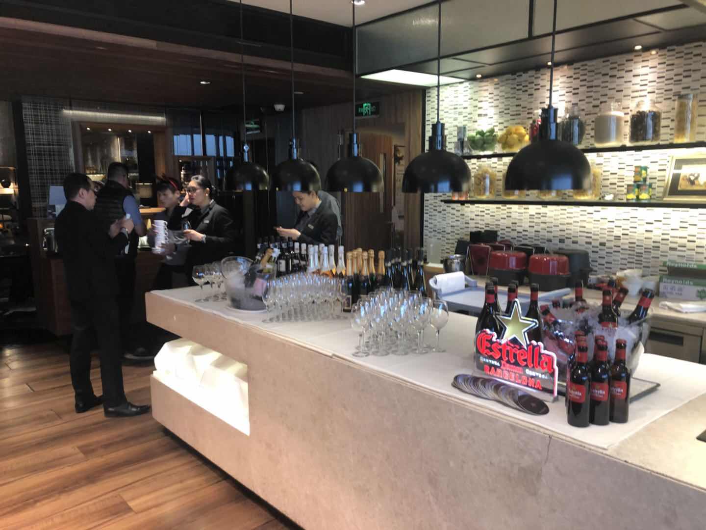  京广中心公寓举办圣诞品酒会